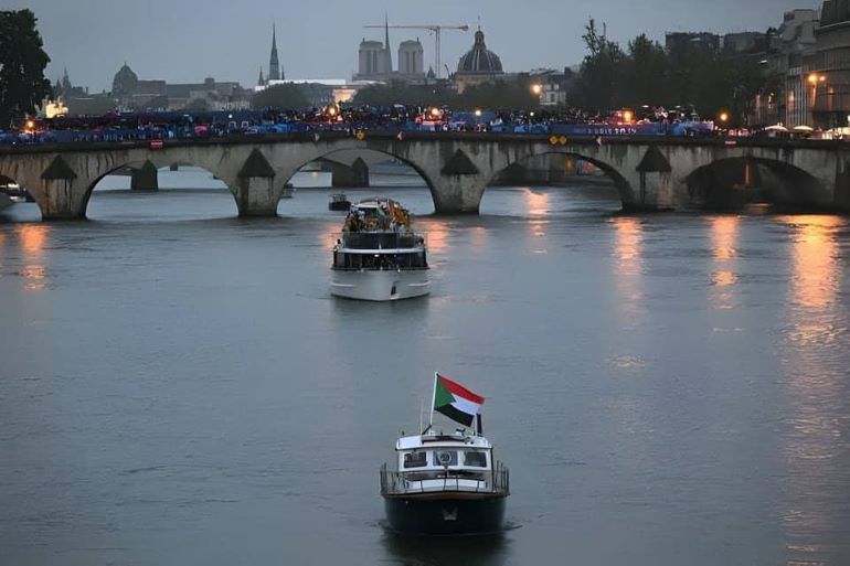 عبور البعثة السودانية المشاركة في الأولومبياد نهر السين بمدينة باريس