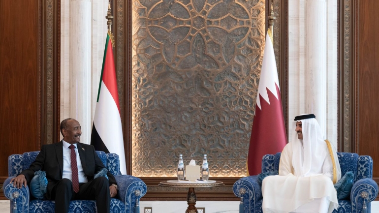 البرهان خلال مباحثاته مع أمير قطر الشيخ تميم بن حمد