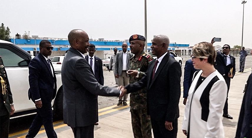 البرهان وعدد من المسؤولين والوزراء في مطار بورتسودان