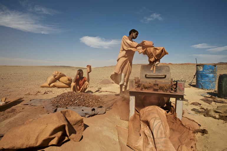 شخصان يقومان بعمليات التعدين العشوائي بالتنقيب عن الذهب في السودان