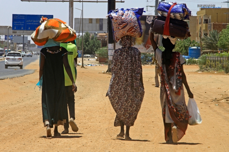 نساء يغادرن الخرطوم بسبب الاشتباكات بين الجيش والدعم السريع