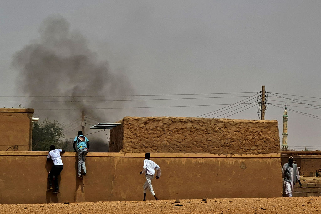 استعرت الاشتباكت بين الجيش السوداني وقوات الدعم السريع عقب هدنة عيد الأضحى (Getty)
