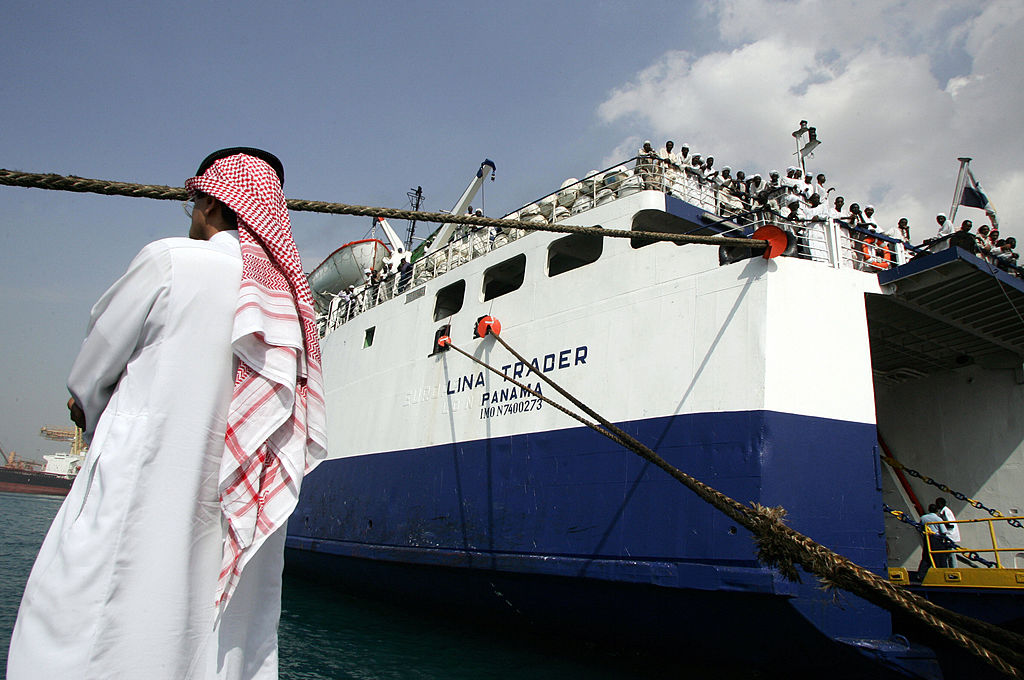 سفينة في البحر الأحمر وعليها سودانيون  - رجل في الزي السعودي