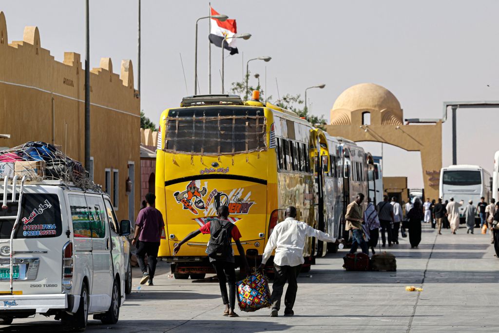 غادر عشرات الآلاف من السودانيين إلى مصر منذ بدء الاشتباكات الشهر الماضي