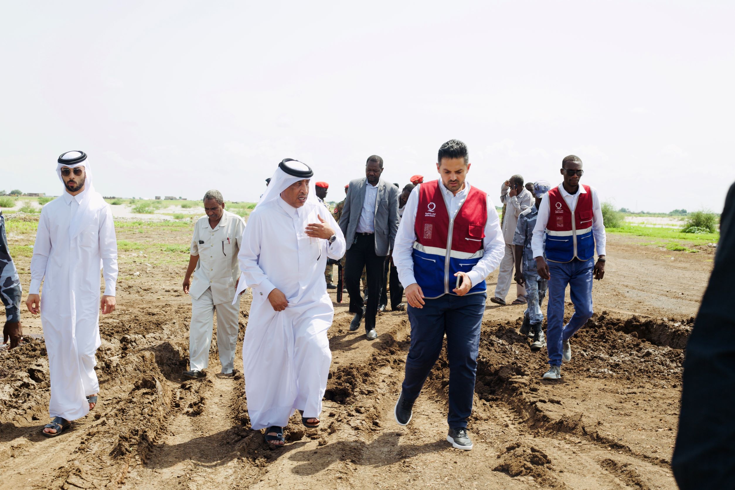 شارك سعادة السيد عبدالرحمن بن علي الكبيسي سفير دولة قطر لدى السودان في تقديم المساعدات ميدانيا