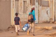 طفلان نازحان يحملان حقائب وأكياس