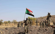 القوات المسلحة السودانية ترفع العلم السوداني