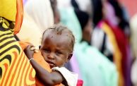 أم تحمل طفلتها في السودان