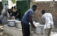 شباب يتطوعون في إعداد الطعام في أحد مراكز إيواء النازحين في ولاية الجزيرة
