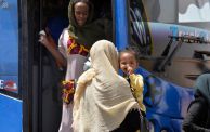 لاجئون سودانيون يتأهبون للصعود على متن بص