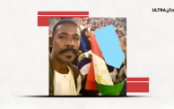 مشجع سوداني يحمل علم طاجيكستان