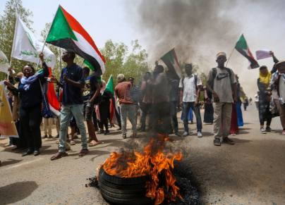 متظاهرون يحرقون الإطارات في الخرطوم (Getty)