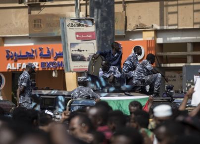 قوة من الشرطة خلال احتجاجات رافضة للانقلاب العسكري