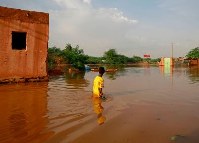 تسببت الفيضانات في الأعوام الماضية بكوارث كبيرة في السودان (Getty)