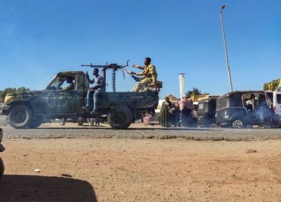 قوة من الجيش السوداني على ظهر مركبة عسكرية