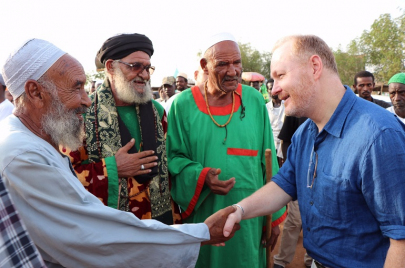 السفير الأمريكي في مقابر حمد النيل