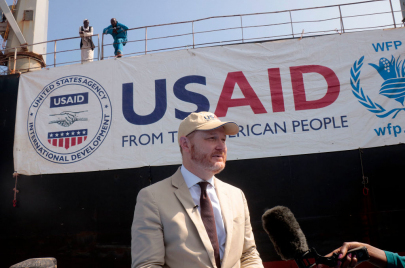 السفير الأمريكي في استقبال المنحة في ميناء بورتسودان (Getty)