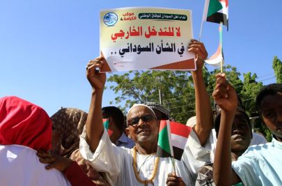 جانب من موكب الكرامة الرابع الذي دعت له مبادرة نداء أهل السودان للوفاق الوطني رفضًا لما وصفته بالتدخل الأجنبي (Getty)