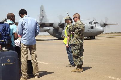 جانب من عمليات الإجلاء التي قامت بها الخارجية الأمريكية لرعاياها من السودان عقب اندلاع الحرب (Getty)