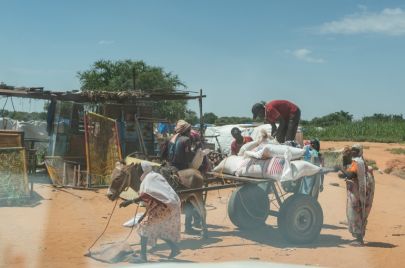 لاجئون سودانيون يتلقون مساعدات إنسانية في أحد المخيمات