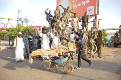 مواطنون في بورتسودان يحيون جنود من الجيش السوداني على ظهر دبابة