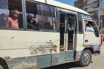 طفلة على حافلة ركاب للنزوح من "ود مدني" بالجزيرة جراء الاشتباكات بين الجيش والدعم السريع