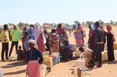 لاجئون سودانيون يصطفون للحصول على الماء في معسكرات أدري التشادية