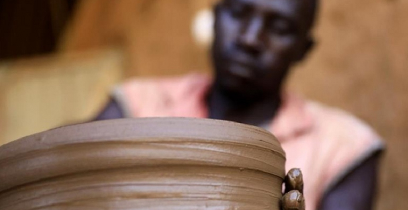 تعد صناعة الفخار مصدر دخل مهم لقطاعات واسعة من الشباب السوداني (Xinhua)