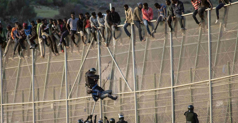 مهاجرون على السياج الحدودي بين المغرب وإسبانيا 