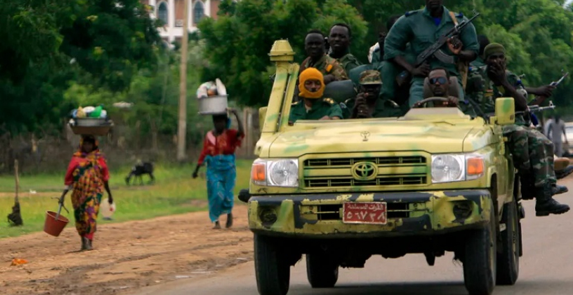 سيارة تتبع للقوات المسلحة على متنها جنود بمنطقة النيل الأزرق