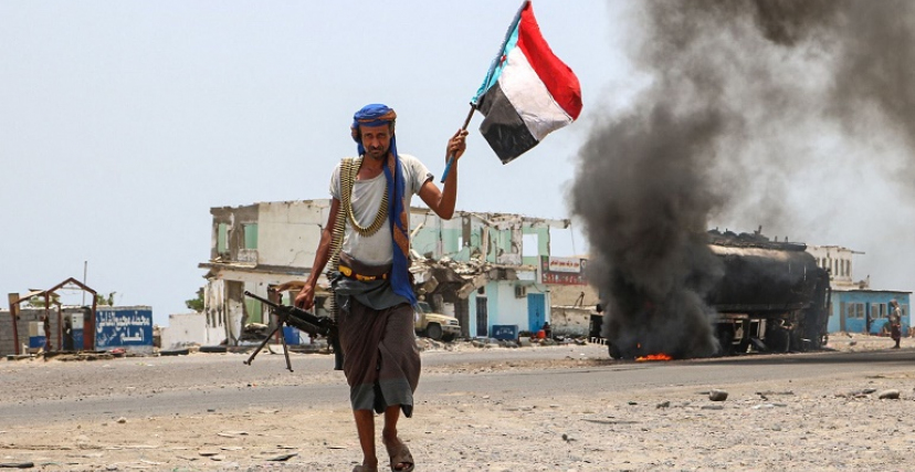 مقاتل يحمل علم اليمن