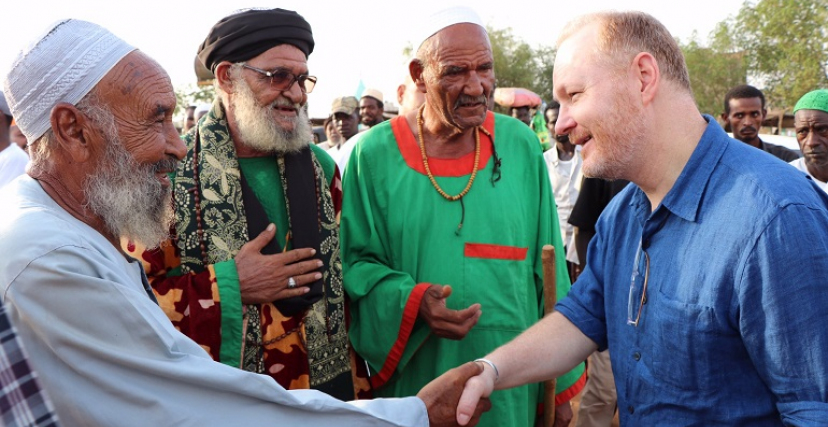 السفير الأمريكي في مقابر حمد النيل