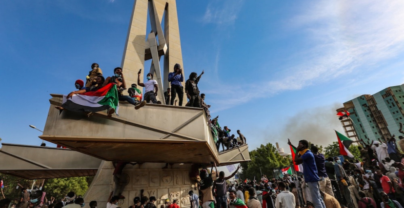 محتجون أمام القصر الجمهوري في الخرطوم