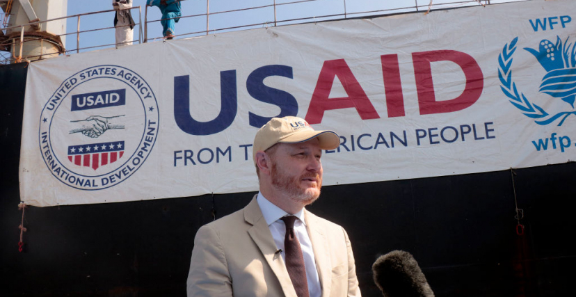 السفير الأمريكي في استقبال المنحة في ميناء بورتسودان (Getty)