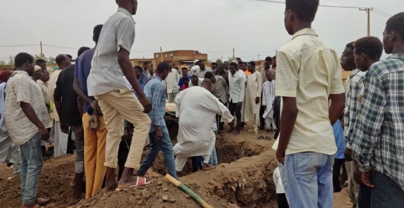 عملية دفن جثث في أحد أحياء الخرطوم