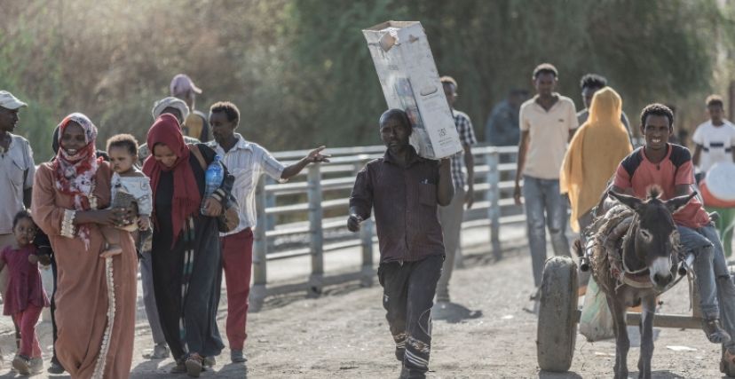 لاجئون سودانيون وإثيوبيون يعبرون الحدود إلى إثيوبيا