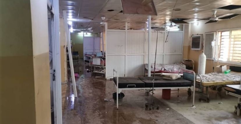 آثار سقوط قذيفة على مستشفى النو بأم درمان