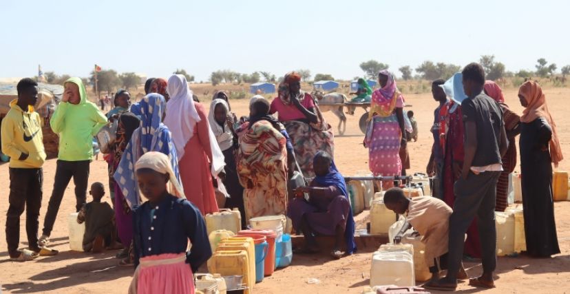 لاجئون سودانيون يصطفون للحصول على الماء في معسكرات أدري التشادية