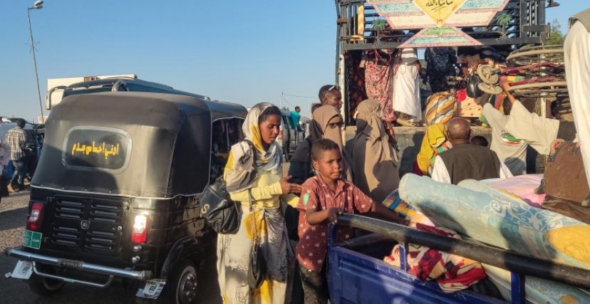 نازحون من بينهم أطفال جراء الاشتباكات في "ود مدني" بالجزيرة