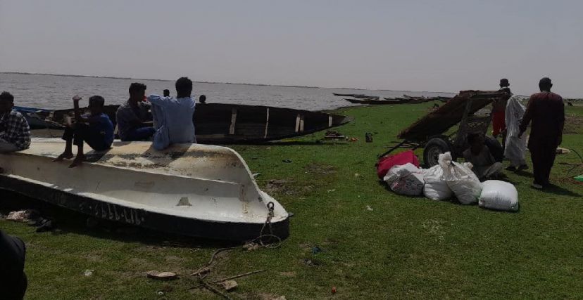 مواطنون يستخدمون المراكب لعبور النيل الأبيض
