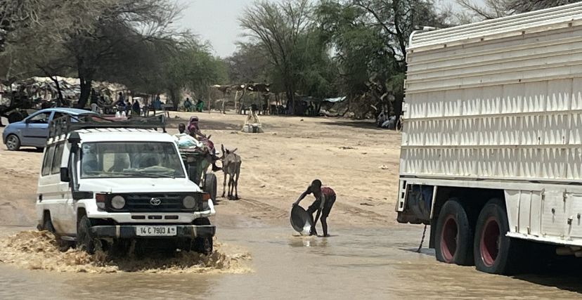المساعدات في معبر الطينة تعطلها الأمطار والسيول