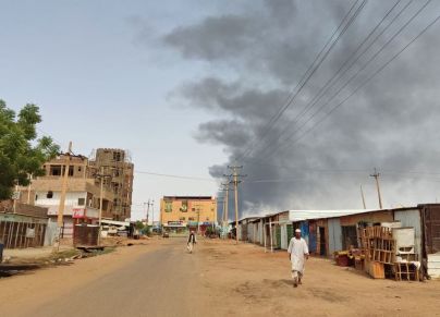 يعيش المواطنون في العاصمة الخرطوم في ظروف صعبة للغاية مع استمرار الاشتباكات العنيفة بين الجيش السوداني وقوات الدعم السريع (Getty)